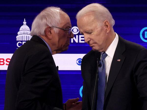 Sanders und Biden während einer Pause der TV-Debatte.