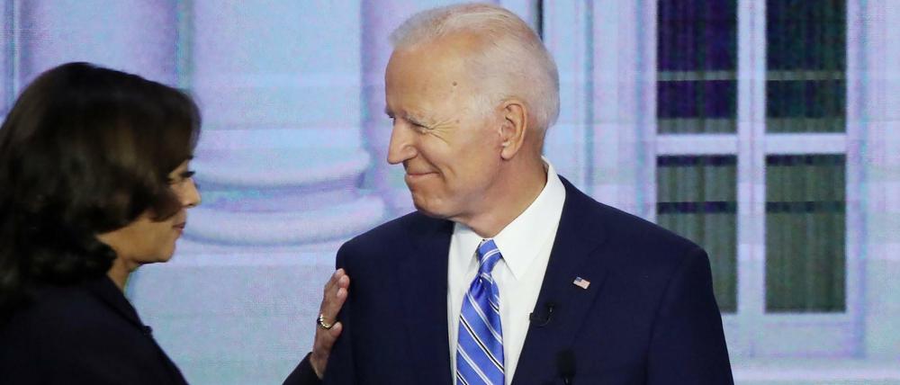 Bei der Begrüßung konnte Joe Biden noch lachen: Senatorin Kamala Harris betritt die Arena in Miami.