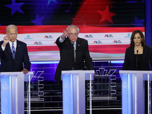 Joe Biden, Bernie Sanders und Kamala Harris bei der TV-Debatte der Demokraten in Miami.
