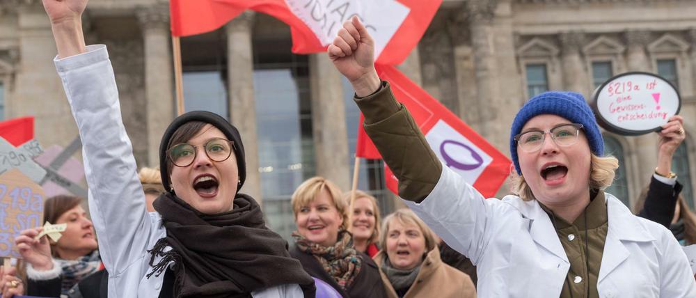 Demonstrantinnen gegen den Paragrafen 219a vor dem Bundestag.