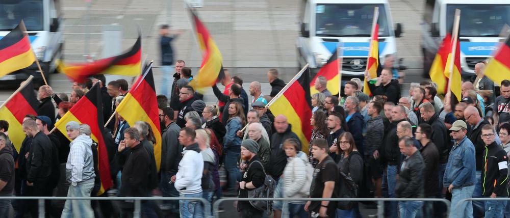 Teilnehmer einer Demonstration der rechtspopulistischen Bewegung Pro Chemnitz ziehen am Freitag durch Chemnitz.
