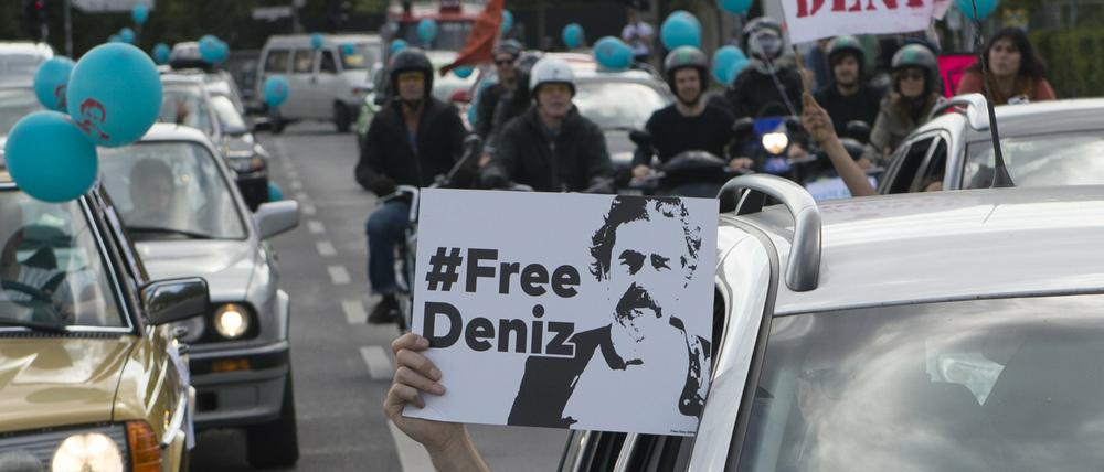 Auto- und Fahrradkorso für die Freilassung von Deniz Yücel am Sonntag in Berlin. 