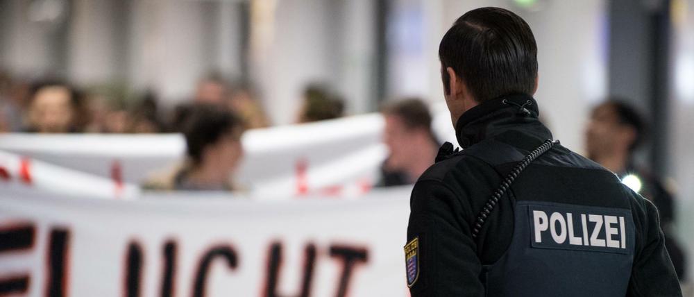 Etwa 500 Menschen protestierten am Terminal 1 des Flughafens in Frankfurt am Main (Hessen) gegen den Abschiebeflug nach Afghanistan.