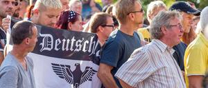 Etwa 1000 Menschen protestieren am Abend des 21.08.2015 in Heidenau (Sachsen) gegen die Unterbringung von Asylbewerbern im ehemaligen Baumarkt "Praktiker". In dem seit 2013 leerstehenden Baumarkt in einem Gewerbegebiet sollen in der Nacht zum Samstag etwa 250 Neuankömmlinge untergebracht werden.