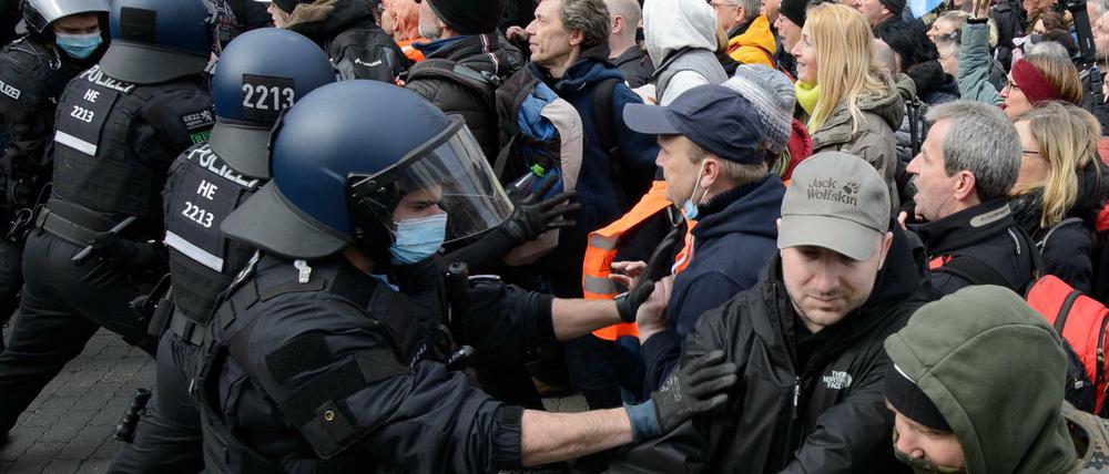 Angriff auf die Polizeikette. Agressiv und weitgehend ohne Masken zogen 20.000 Querdenker vergangenen Sonnabend durch Kassel. Die Polizei war überfordert.