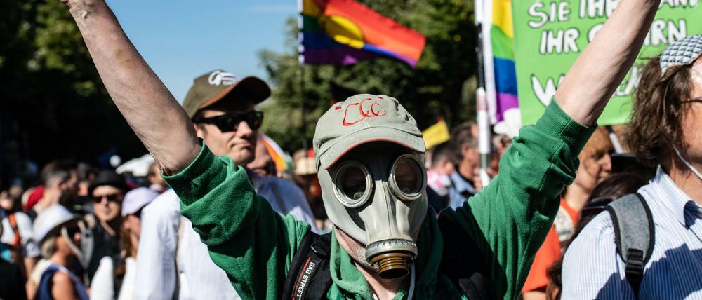 Ein Teilnehmer trägt eine Gasmaske bei der Demonstration gegen Corona-Maßnahmen unweit des Brandenburger Tores. Dazu aufgerufen hat die Initiative «Querdenken 711». Das Motto der Demonstration lautet «Das Ende der Pandemie - Tag der Freiheit». 