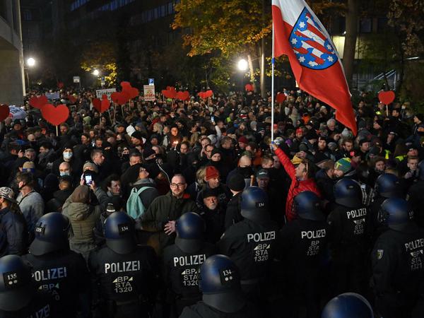 Demonstranten ohne Masken. Polizei sperrt den Weg von Gegnern der Corona-Politik im Zentrum von Leipzig. 