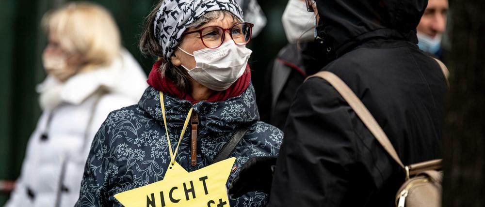 Teilnehmerin einer Demonstration gegen Corona-Einschränkungen im März 2021 in Berlin