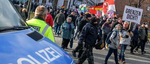 Polizisten sichern eine Demonstration gegen Flüchtlinge in Cottbus. 