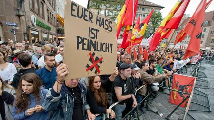 "Euer Hass ist peinlich!" ist auf einem Plakat während einer Demonstration gegen einen Neonazi-Aufmarsch am 16. September in Nürnberg zu lesen.