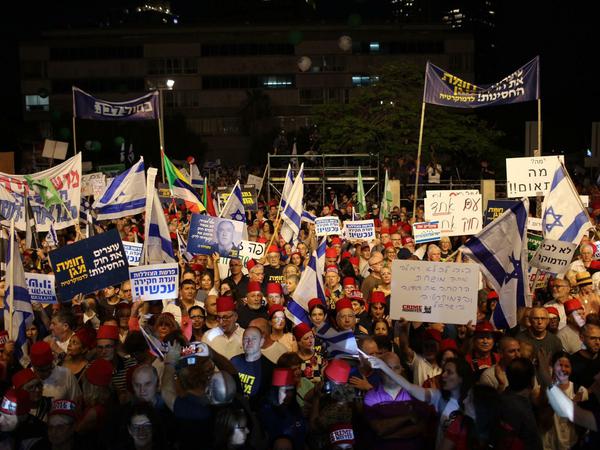 Menschen demonstrieren in Tel-Aviv gegen Benjamin Netanyahu.