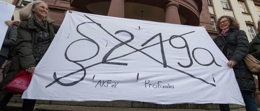 Mit einem Transparent fordern Demonstrantinnen die Abschaffung des umstrittenen Paragrafen 219a. 
