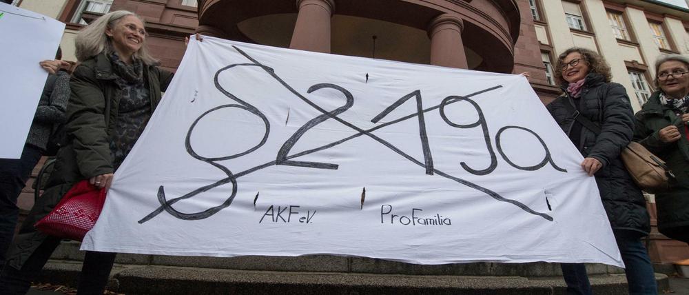 W mit 219a: Die SPD will den Paragraf abschaffen, die Union ist dagegen. Foto: Boris Roessler/dpa 