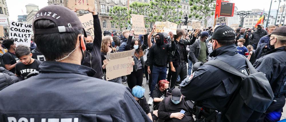 Demonstration gegen Rassismus und Polizeigewalt auf dem Rathausmarkt in Hamburg (Archivbild vom Juli 2020)