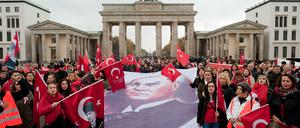 Trotz angekündigter Wahlgeschenke nicht überzeugt von Erdogan: Auslandstürken demonstrieren vor dem Brandenburger Tor in Berlin gegen die aktuelle Politik des Präsidenten.