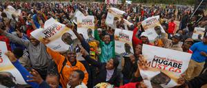 Demonstranten tanzen, singen und skandieren Anti-Mugabe-Slogans in Harare.