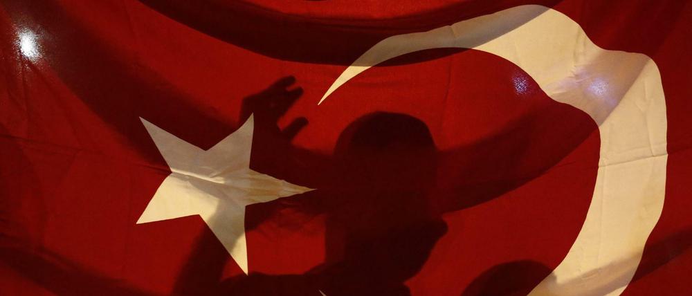 Die türkische Flagge auf einer Demonstration in Istanbul