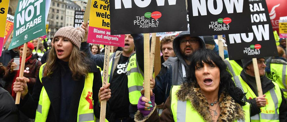Demonstranten nehmen an einem Protest teil, der von den "Gelbwesten" in Frankreich inspiriert wurde, um für eine neue Parlamentswahl in Großbritannien zu demonstrieren.