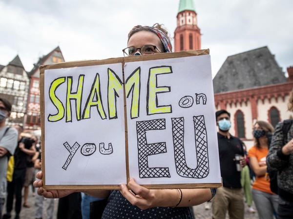 Eine Demonstrantin in Frankfurt am Main klagt nach dem verheerenden Feuer im griechischen Flüchtlingslager Moria die EU an.