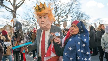 Der Adler im Käfig, die muslimische Frau in Handschellen: Anti-Trump-Demonstranten in New York