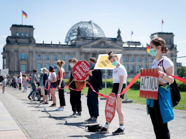 Die Begleiter des Koalitionsausschusses waren am Dienstag Klimademonstranten vor dem Reichstag. 