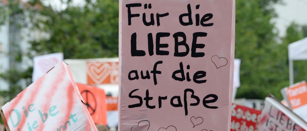 "Für die Liebe auf die Straße": Mit diesem Motto wurde in Berlin 2017 für die Meinungs- und Pressefreiheit demonstriert. 