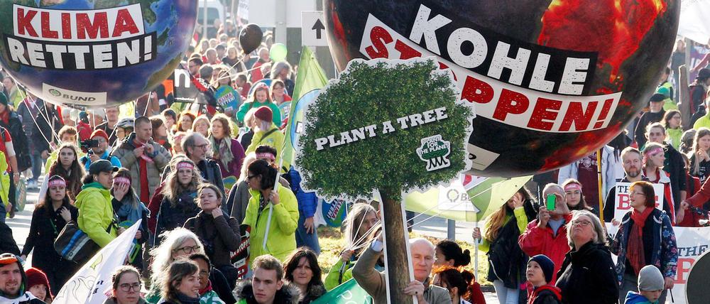 Demonstranten fordern in Bonn die Umsetzung des Weltklimaabkommens. 