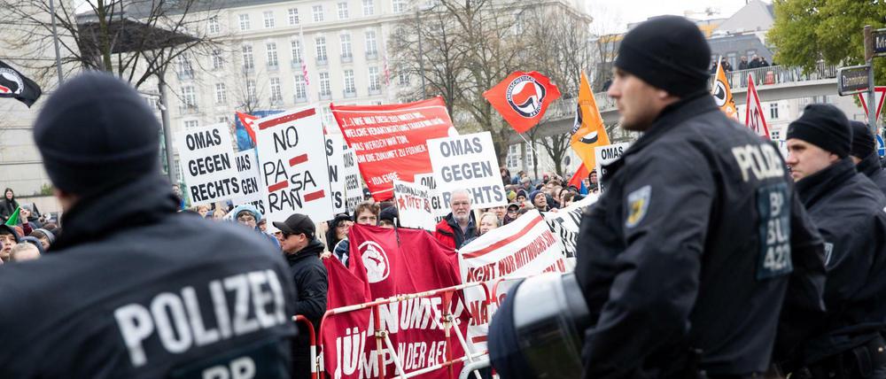 Teilnehmer einer Demonstration des "Bündnisses gegen Rechts" stehen mit Bannern und Plakaten vor dem Hamburger Bahnhof Dammtor. Sie demonstrierten gegen eine laut Verfassungsschutz von Rechtsextremen organisierte Kundgebung.