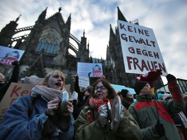 Frauen und Männer protestieren gegen sexuelle Übergriffe in Köln.