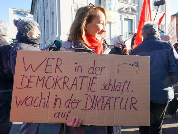 Demonstranten in Gera 2020 nach der Wahl des FDP-Politikers Kemmerich zum Ministerpräsidenten durch die Stimmen der AfD. 