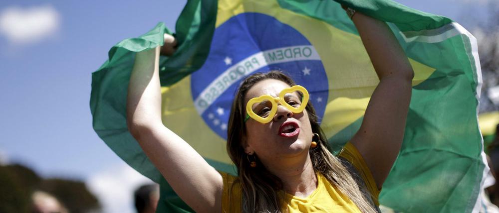 Demonstranten in Brasilia fordern den Rücktritt von Präsidentin Dilma Rousseff.