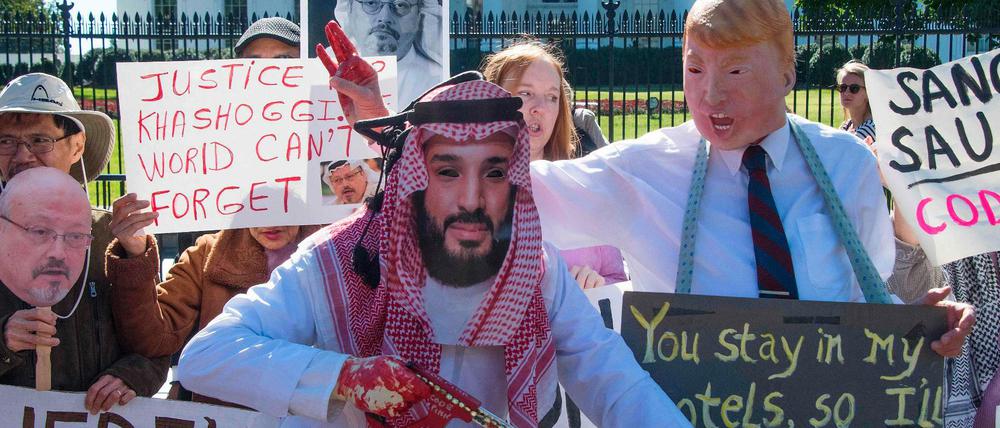 Demonstranten haben sich als Mohammed bin Salman verkleidet.