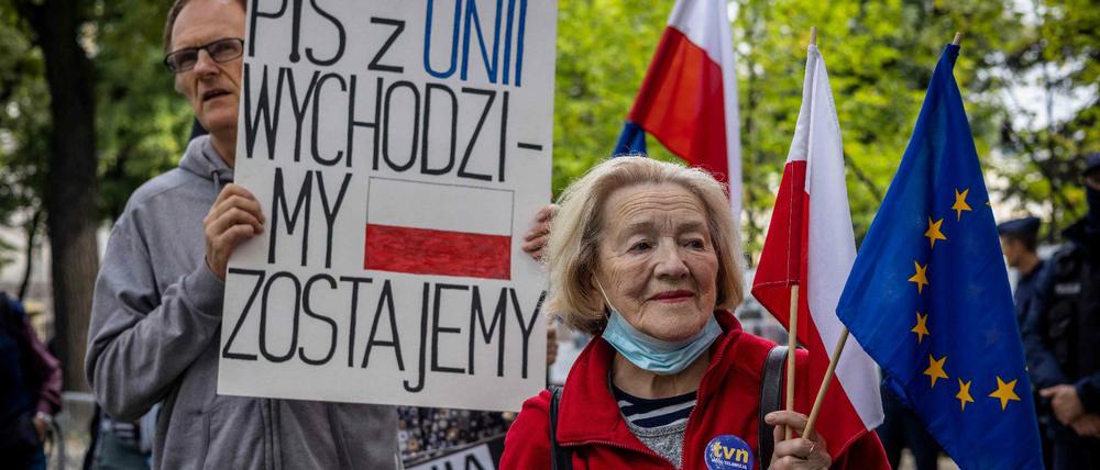 Demonstranten protestieren in Warschau gegen den europapolitischen Kurs der Regierung.