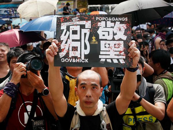 Demonstranten protestieren vor der Polizeistation in Hongkong.