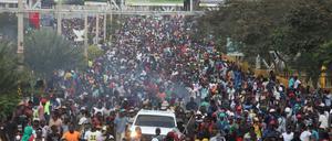 Demonstranten gehen in Port-au-Prince auf die Straße, um gegen die Regierung zu demonstrieren. 