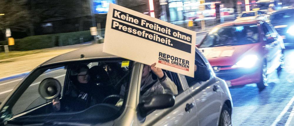 Autokorso in Berlin für Deniz Yücel - und für die Pressefreiheit.