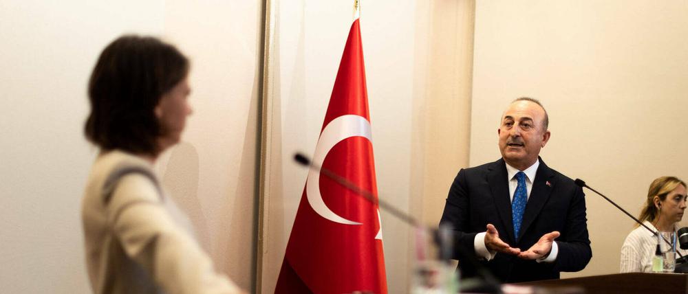 Schlagabtausch vor Kameras: Der Außenminister der Türkei, Mevluet Cavusoglu, mit Außenministerin Annalena Baerbock in Istanbul.