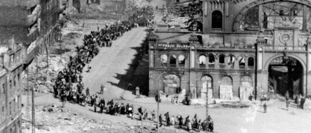 Oktober 1944: Nach der Niederschlagung des Warschauer Aufstands werden Einwohner der polnischen Hauptstadt zu einem Sammelplatz gebracht.