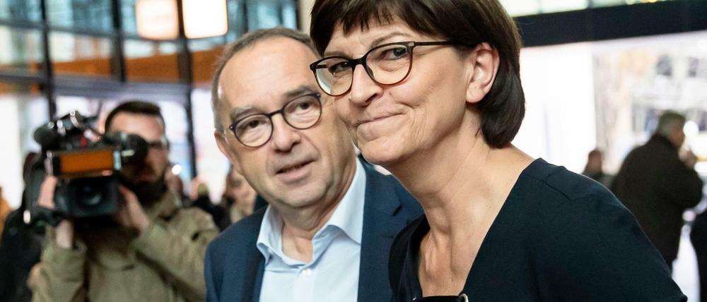 Die künftigen Parteivorsitzenden Norbert Walter-Borjans und Saskia Esken vor dem Willy-Brandt-Haus in Berlin. 