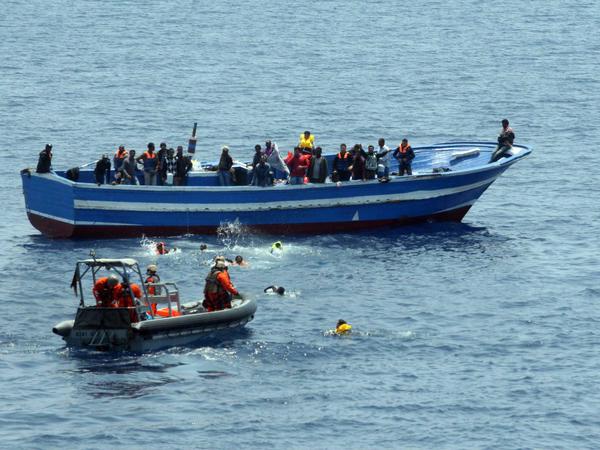 Nur knapp die Hälfte der Flüchtlinge, die an Bord eines gesunkenen Schlauchboots waren, konnte am Sonntag geborgen werden. An Rettungseinsätzen wie diesem im Juni (Bild) beteiligt sich auch die Deutsche Marine.