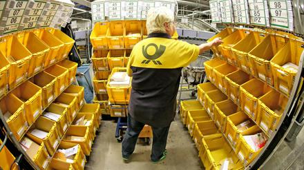 Viele gelbe Kisten: Die interne Verteilung von Briefen bei der Deutschen Post.