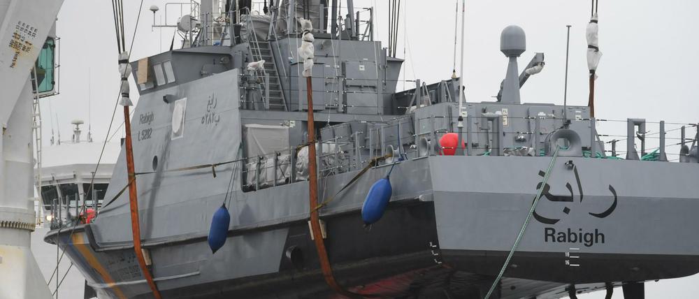 Ein Küstenschutzboot für Saudi-Arabien wird im Hafen von Mukran bei Sassnitz in Mecklenburg-Vorpommern verladen. 