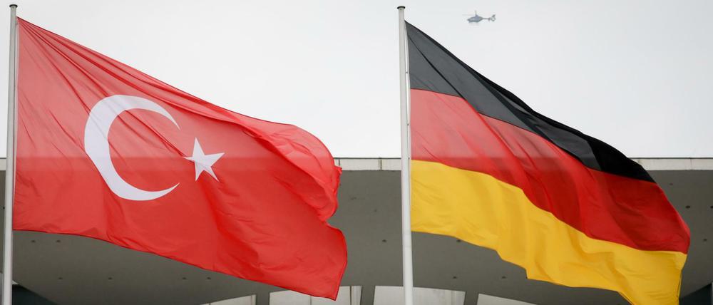 Die türkische und die deutsche Fahne vor dem Bundeskanzleramt (Symbolbild)