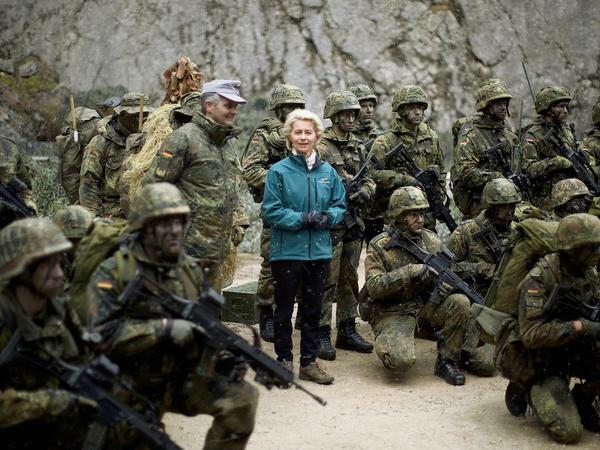 Verteidigungsministerin Ursula von der Leyen will der Bundeswehr ein neues Verständnis von Tradition verordnen.