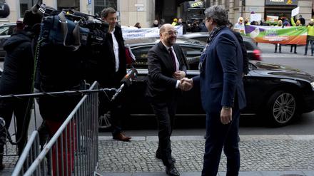 Demonstrativ freundlich begrüßten sich Martin Schulz (SPD) und Andreas Scheuer (CSU) vor den Sondierungen am Dienstag.