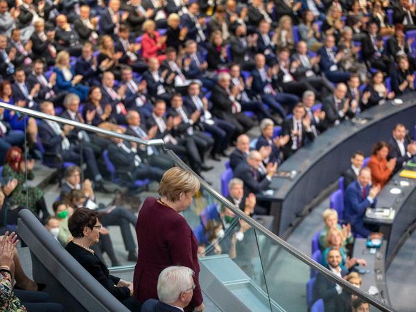 Applaus für Kanzlerin Angela Merkel, die nun nach 31 Jahren nicht mehr Bundestagsabgeordnete ist. 