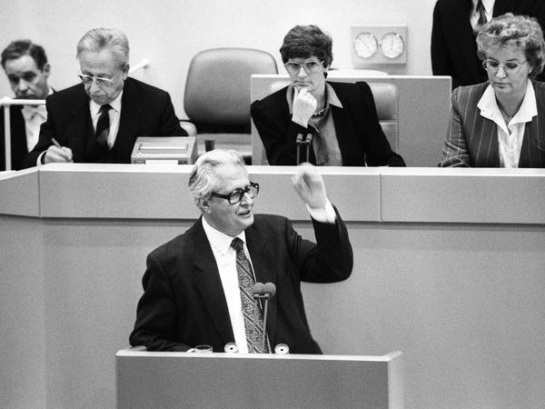 Hans-Jochen Vogel während einer Bundestagsdebatte 1989 in Bonn. 