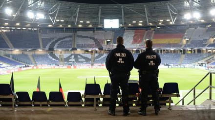 Das Länderspiel Deutschland gegen Holland wurde wegen einer Anschlagswarnung kurzfristig abgesagt, das bereits geöffnete Stadion wurde geräumt.