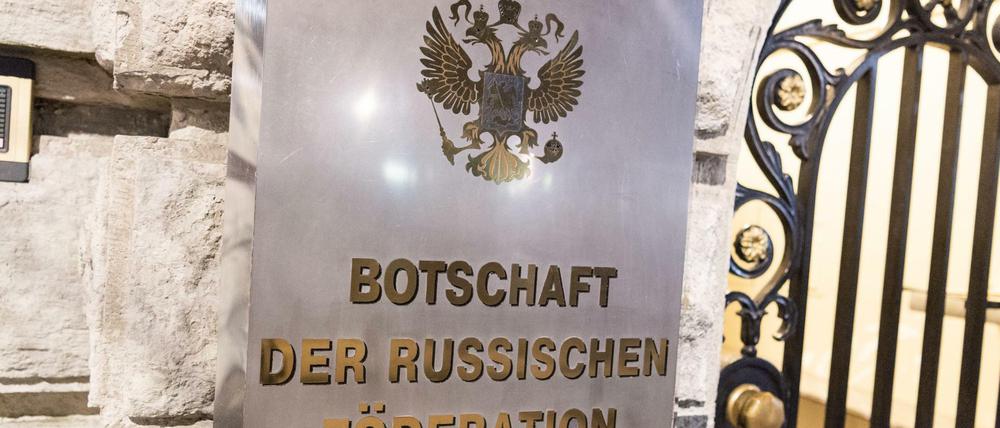 Schild der russischen Botschaft in Berlin 