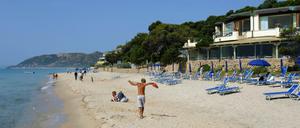 Liegestühle stehen am 17.05.2006 auf der Ferieninsel Sardinien am Strand vor dem "Forte Village Resort".